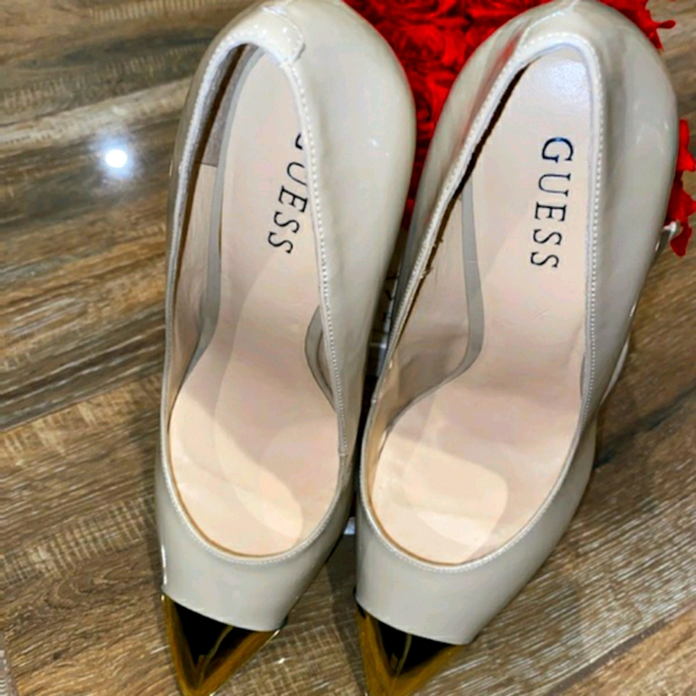 Guess Pumps